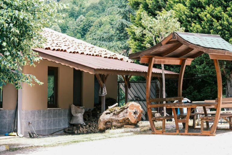 Die perfekte Feier-Kulisse: Von der Grillparty bis zur Sommernacht – Das Potenzial Ihrer Holzlaube.