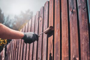 Kann man fassadenfarbe auf holz streichen? Bei Fassadenfarbe holz streichen Trocknungszeiten und Überarbeitungsintervalle nicht unterschätzen