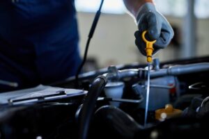Warum Wird Motoröl Schwarz? Verfärbung bei Diesel und Benziner Unterscheiden vor der Reparatur