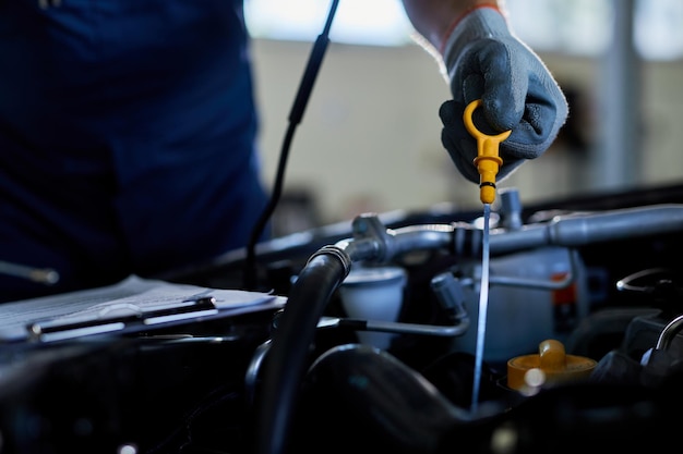 Warum Wird Motoröl Schwarz? Verfärbung bei Diesel und Benziner Unterscheiden vor der Reparatur
